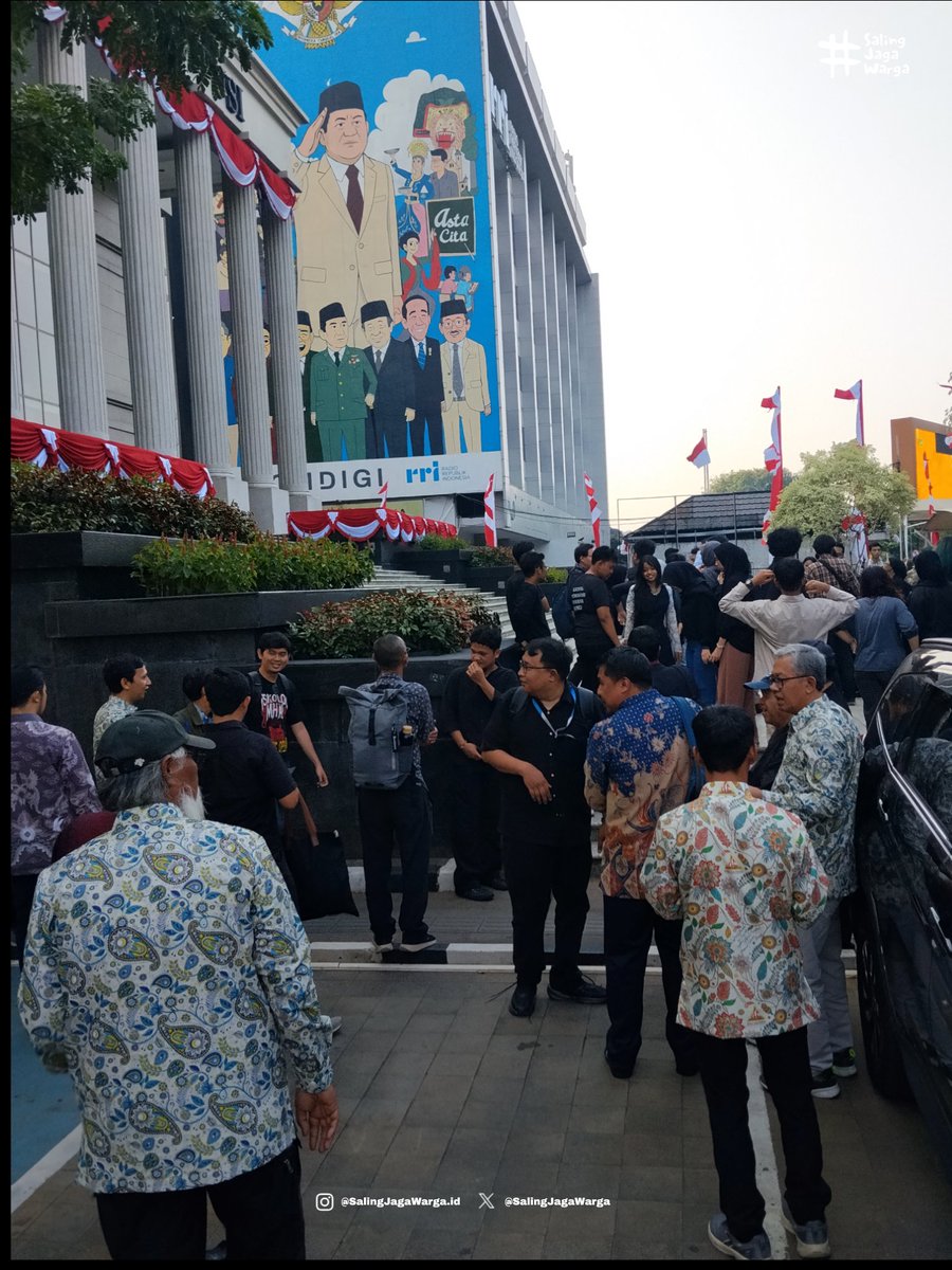 SalingJagaWarga's tweet photo. Situasi terkini di MK
Teman-teman dari MBG Watch &amp; Perwakilan UI menyuarakan aspirasi di depannya gedung MK.

Kemungkinan setelah ini kita akan geser ke Patung Kuda.

#SalingJagaWarga https://t.co/8YgCBpfnOa