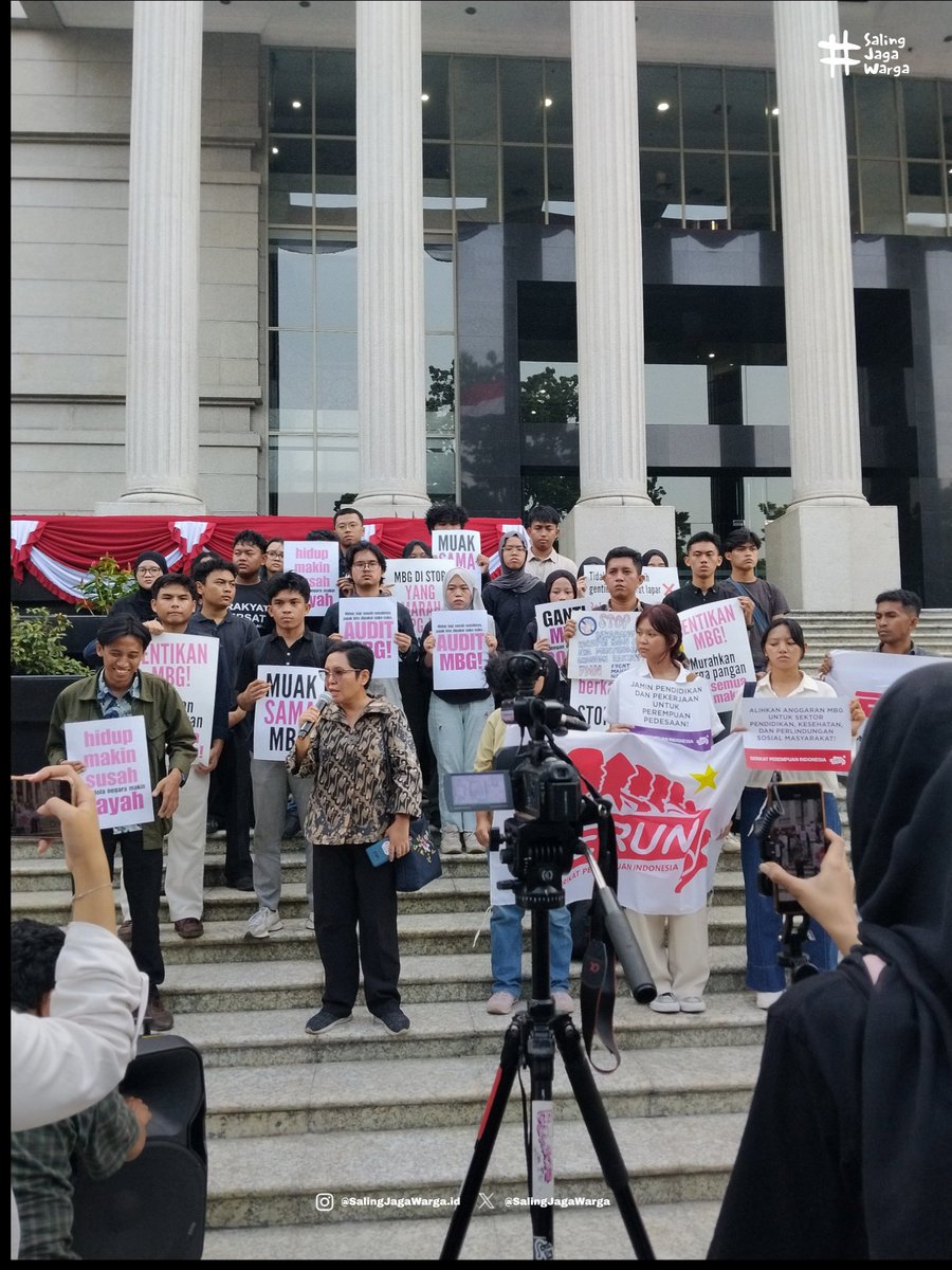 SalingJagaWarga's tweet photo. Situasi terkini di MK
Teman-teman dari MBG Watch &amp; Perwakilan UI menyuarakan aspirasi di depannya gedung MK.

Kemungkinan setelah ini kita akan geser ke Patung Kuda.

#SalingJagaWarga https://t.co/8YgCBpfnOa