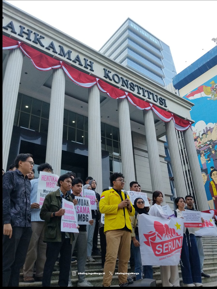 SalingJagaWarga's tweet photo. Situasi terkini di MK
Teman-teman dari MBG Watch &amp; Perwakilan UI menyuarakan aspirasi di depannya gedung MK.

Kemungkinan setelah ini kita akan geser ke Patung Kuda.

#SalingJagaWarga https://t.co/8YgCBpfnOa