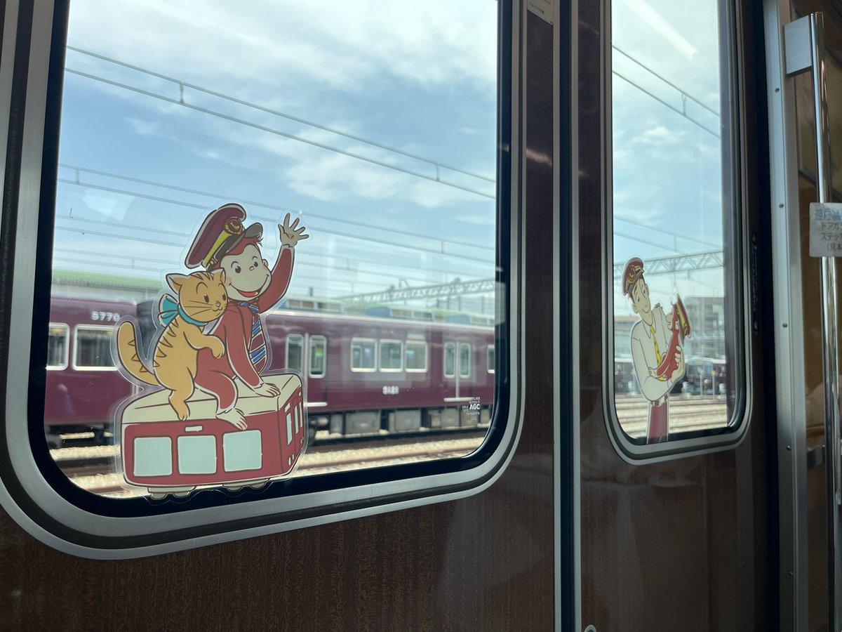 yakumo0323's tweet photo. 今日は「おさるのジョージ×阪急」コラボ企画のメディア向け公開でした。明日から運行のラッピング列車は3線それぞれのデザイン。今回も乗務員室にはジョージが添乗してますよー。 https://t.co/UdBErK1iDH