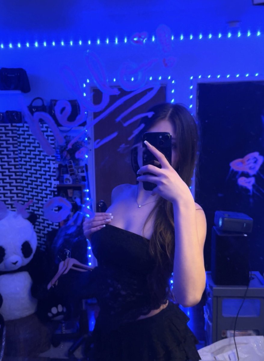 violetvelvetbb's tweet photo. tell me how fast you’d rip it off 🖤💦 https://t.co/UkezXd7w9y