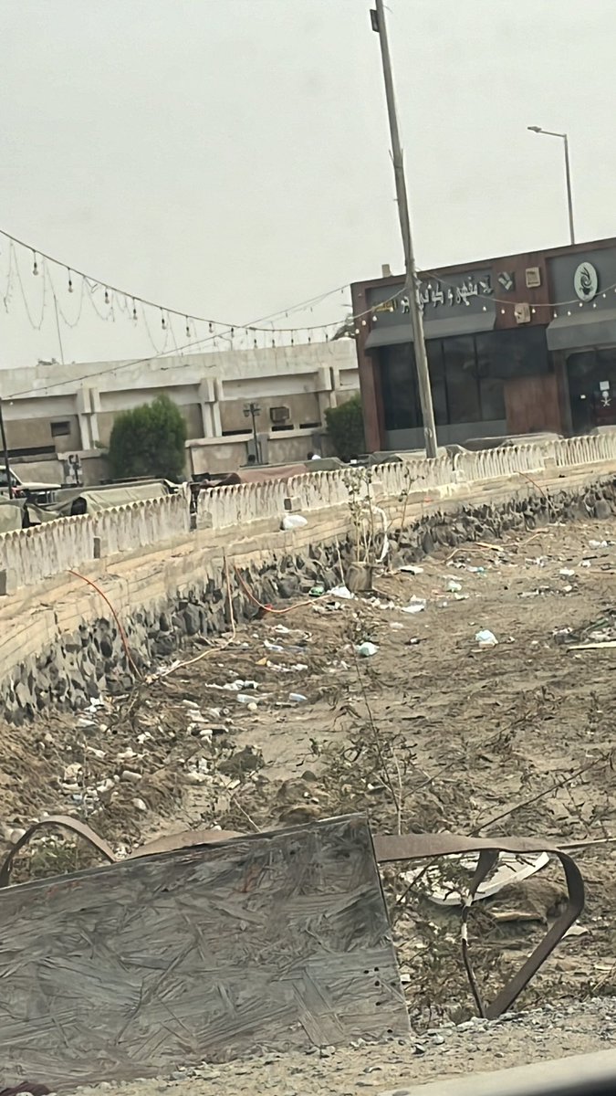 AlbraryRwh's tweet photo. @qbaladi @nazaha_gov_sa والنظافه معدومه😷
تشوه بصري للأخر
صدقوني رئيس البلديه متكي بمكتبه ويستقبل القصيد والمدح 
حولوه علينا بالقصيم قسم بالله الي يلقط القمايم بنفسه https://t.co/LFnMx6mGMY