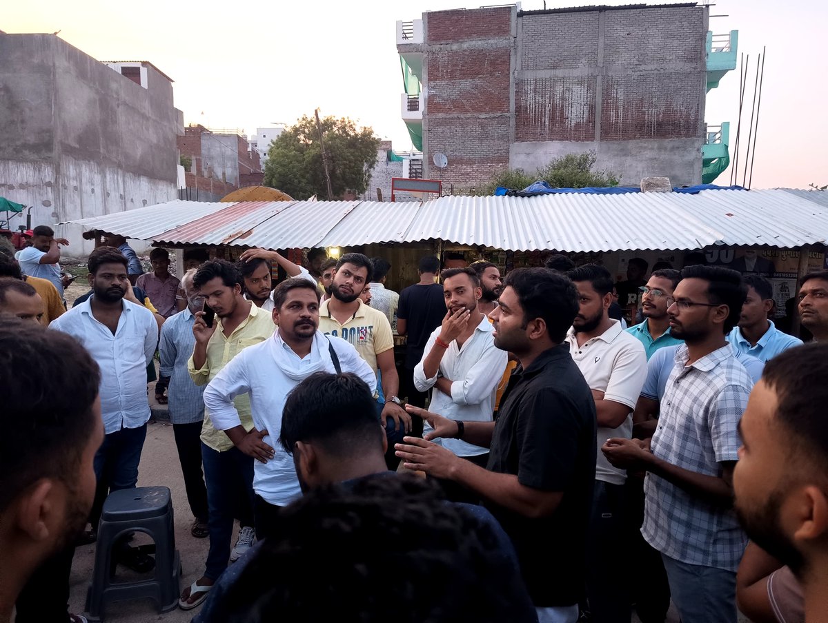 SPCHunkarmanch's tweet photo. सभी छात्रों के सवाल का जवाब आखिर कब ? 
@DM_PRAYAGRAJ जिला प्रशासन के माध्यम से @CMOfficeUP शासन को दिए गए ज्ञापन का जवाब आखिर कब ? 
जवाबदेही किसकी ? @ANI @dgpup @CJP_for_India https://t.co/laXMix6mp2