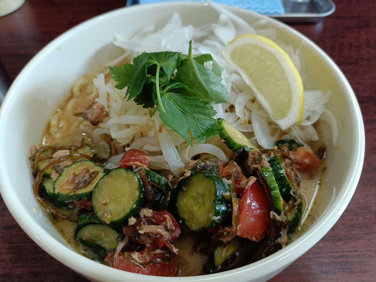 MSR9910's tweet photo. たきびの限定冷やし味噌ラーメン！超うまい！！
暑い日毎日食べたい🤤(明日まで)
キュウリが！塩こんぶ漬けでさっぱりかつ存在感あってめちゃくちゃ合う！パリパリ！天才か！！
レモン絞ってさらにさっぱり、山椒とニンニクもぶち込んで体力回復！
もちろん完まくww
ｺﾞﾁｼｬｽ！！ https://t.co/szAf4OoVQb