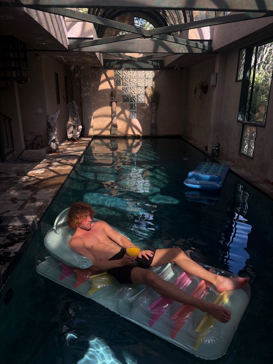harrypauldavies's tweet photo. this is how im holding $cate and $ta btw

in my indoor pool

in Frank Sinatras old house 

just floating about n shi

not a care in the world, but a martini in my hand https://t.co/QhVpYjxd6m