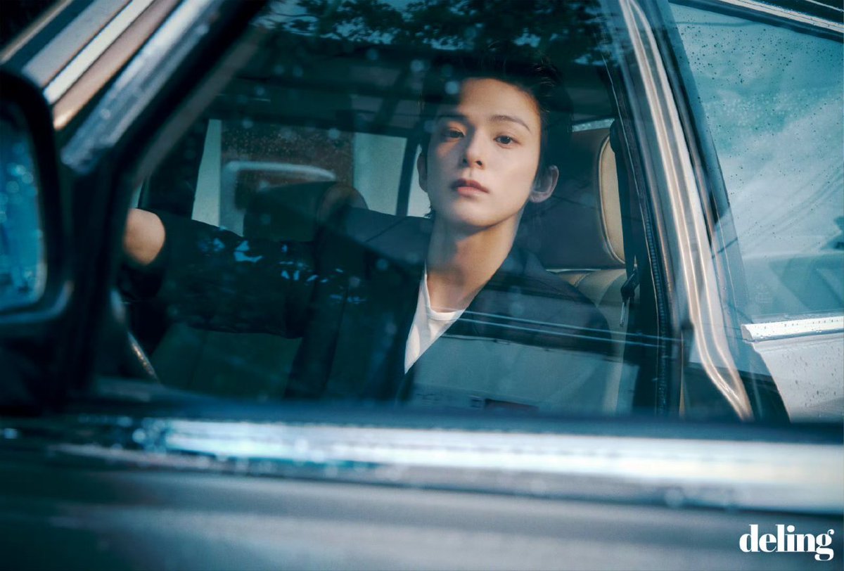 byartly's tweet photo. momo-nim: "aku masih ingat hari itu. saat syuting sedang cerah, tapi ketika tiba waktunya mengambil adegan outdoor di mobil, tiba-tiba gerimis turun. tetesan hujannya justru membuat atmosfer jadi jauh lebih indah, dan itulah alasan kenapa semua foto finalnya jadi masterpiece dari fotografer Chaoguang. #ASAHI juga memberikan performa yang menurut semua orang paling memuaskan dari dirinya"

sepertinya hujan berkah itu hadiah untuk asahi 🥹