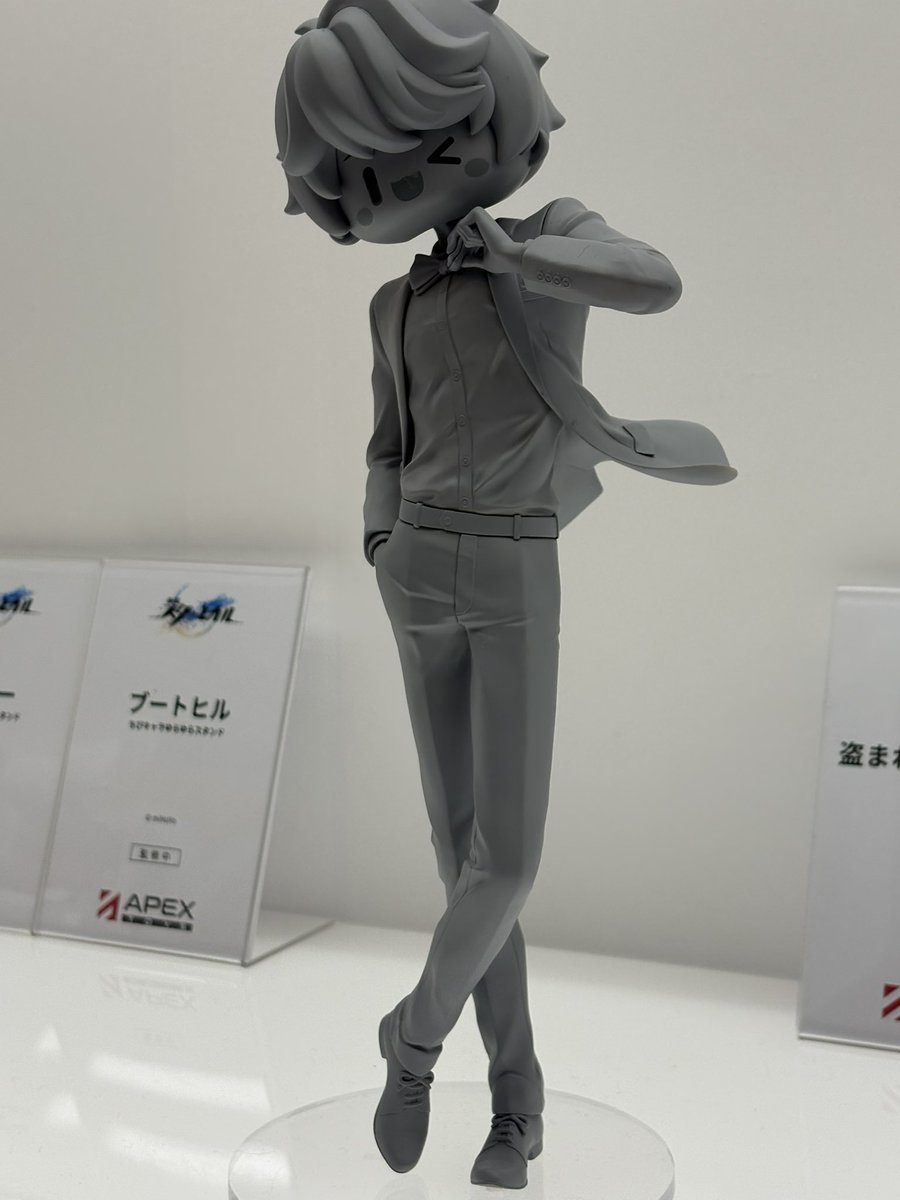 FxiPtp's tweet photo. 知らない作品だけどめちゃくちゃスーツの造形が神ってるヤツ https://t.co/MTedxUnXcd