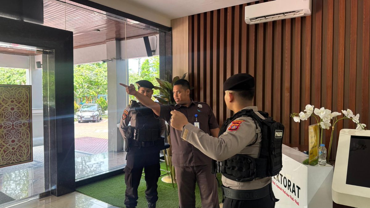 Humas439's tweet photo. 🚔 Patroli Presisi, Kamtibmas Terjaga!

Personel Sat Samapta Polresta Balikpapan melaksanakan patroli dialogis di Kantor Disdikbud dan wilayah Kota Balikpapan. Petugas mengajak security meningkatkan kewaspadaan terhadap C3 dan gangguan kamtibmas lainnya 

#PolriPresisi https://t.co/eW4Lq0bMSi