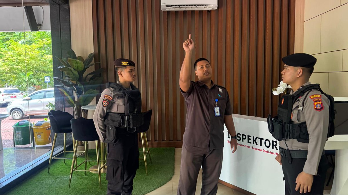 Humas439's tweet photo. 🚔 Patroli Presisi, Kamtibmas Terjaga!

Personel Sat Samapta Polresta Balikpapan melaksanakan patroli dialogis di Kantor Disdikbud dan wilayah Kota Balikpapan. Petugas mengajak security meningkatkan kewaspadaan terhadap C3 dan gangguan kamtibmas lainnya 

#PolriPresisi https://t.co/eW4Lq0bMSi