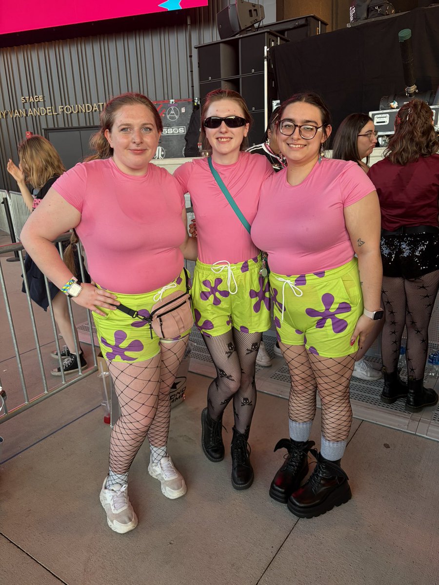 izzysxcks's tweet photo. #5secondsofsummer #5sos #5sosGrandRapidsMichigan had the best night seeing the boys with my besties🩷🥳 hope to see them again soon @5SOS https://t.co/sp93TDbp9e