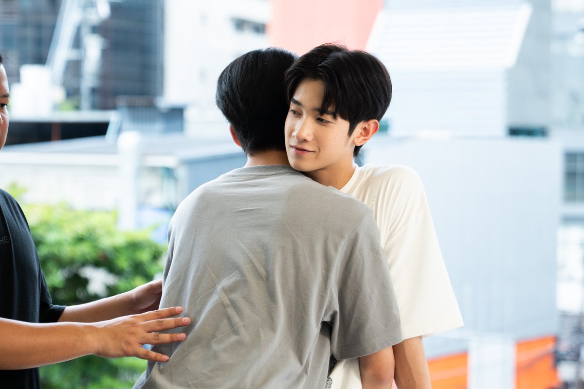 WhenOrangesFall's tweet photo. ตื่นนอนแล้วได้กอดส้มแบบนี้ทุกวัน แฮปปี้มากกกกกก🫂✨

[PHOTO BEHIND THE SCENES]
#WhenOrangesFallFinalEP🌳🍊
@almondsleepp @___progresss___ https://t.co/daHWEZUKCy