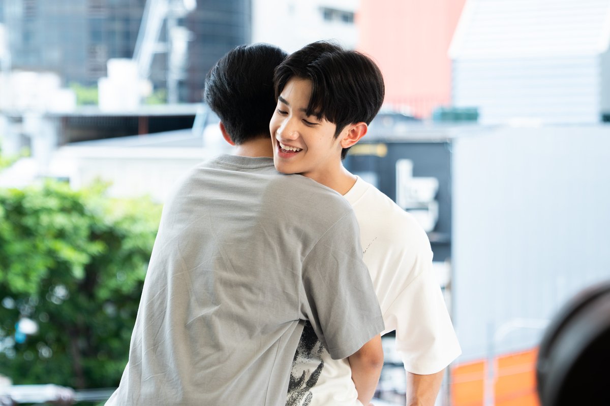 WhenOrangesFall's tweet photo. ตื่นนอนแล้วได้กอดส้มแบบนี้ทุกวัน แฮปปี้มากกกกกก🫂✨

[PHOTO BEHIND THE SCENES]
#WhenOrangesFallFinalEP🌳🍊
@almondsleepp @___progresss___ https://t.co/daHWEZUKCy