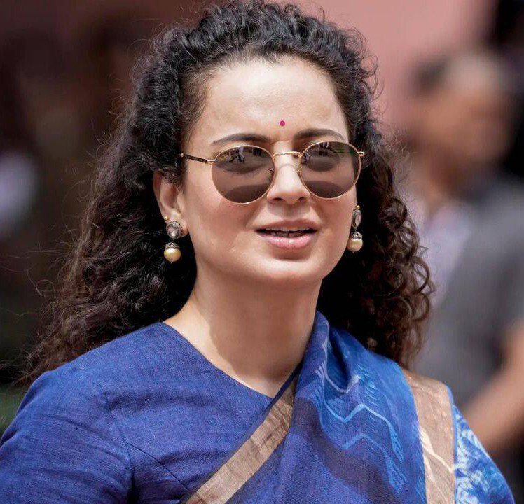 SaffronKingg_'s tweet photo. AURA 🔥                      BEHN KA LAURA 🤮 https://t.co/rJlNQSbB3n