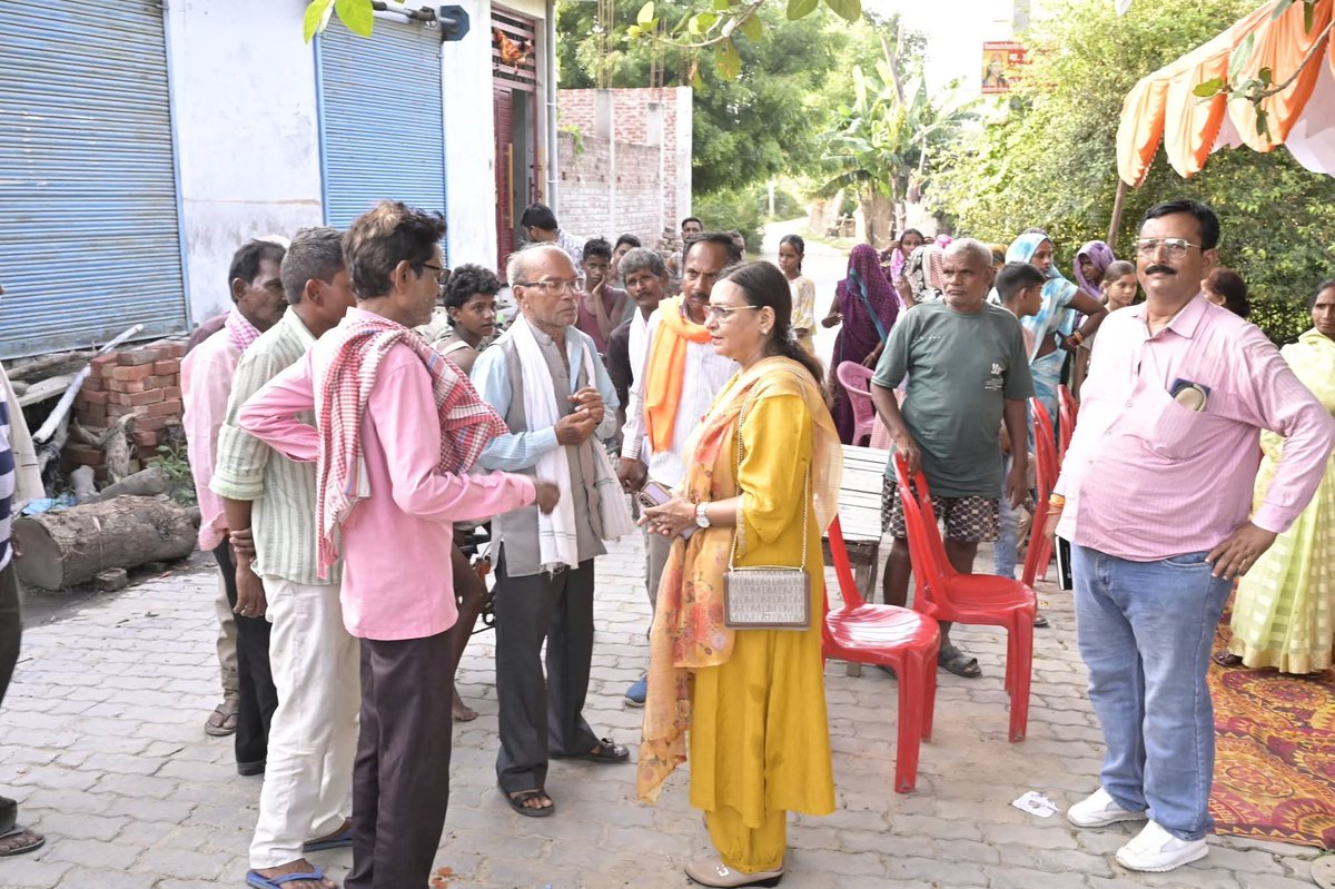 PoonamSinghRBL's tweet photo. रायबरेली शहर  के  जैतूपुर पहुंचकर वहां के नागरिकों से आत्मीय मुलाकात की तथा उनका कुशलक्षेम जाना। इस अवसर पर मोहल्लेवासियों ने अपनी समस्याओं, सुझावों और अपेक्षाओं से अवगत कराया। सभी बातों को गंभीरता से सुना और उनके त्वरित एवं प्रभावी समाधान के लिए हरसंभव प्रयास करने का आश्वासन दिया।

जनता के सुख-दुःख में सहभागी बनना, हर परिवार तक पहुंचकर उनकी भावनाओं को समझना और विकास की यात्रा में प्रत्येक नागरिक को साथ लेकर चलना मेरा संकल्प है। आपका स्नेह, विश्वास और आशीर्वाद ही मुझे निरंतर जनसेवा के लिए प्रेरित करता है।

#सदर_रायबरेली #raibarelisadar  #Raibareli  #PoonamSingh  #PoonamSingh  #hightlightseveryone