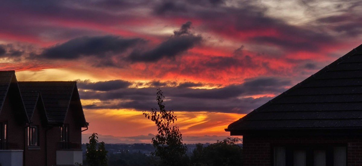 rich0863's tweet photo. Very dramatic sky this morning at 5.30 https://t.co/ev35mKTQ8v