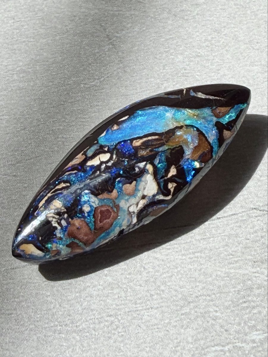 shiro4616's tweet photo. 最近ボルダーオパールの沼にはまりつつある
これは「魚！魚がいる！！綺麗！可愛い！」と一目惚れしたボルダーオパール🐟 https://t.co/dkF6Ispdah