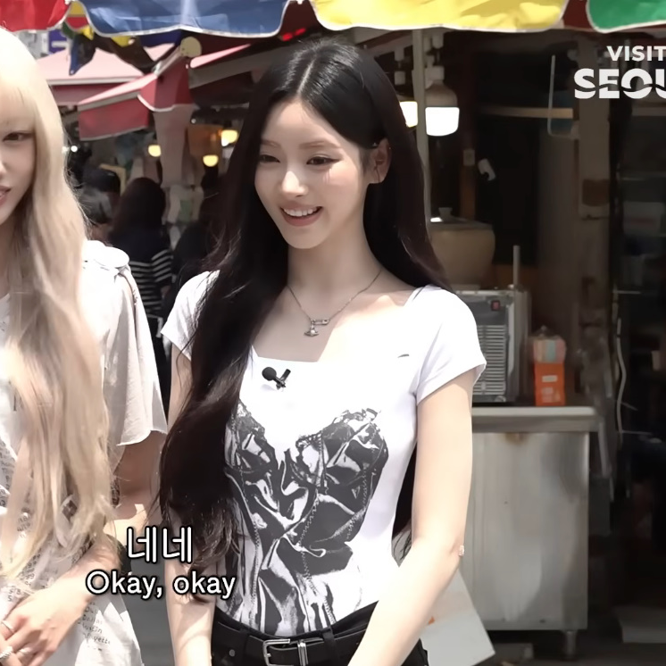 celeb_wish_list's tweet photo. ❏ WHO : #MEOVV #미야오 #안나
❏ WHERE : Youtube 'VISIT SEOUL'
❏ BRAND : #NACHE #나체
❏ ITEM : SLIP X-RAY PRINTED T-SHIRT - IVORY
❏ 출처 : Youtube 'VISIT SEOUL', 미야오 공식 X https://t.co/Y1lERx6WGJ