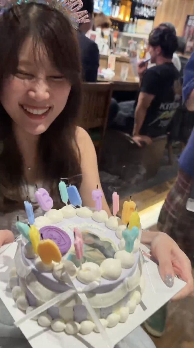 natsuki_2024's tweet photo. お誕生日たのしかったー！と思って、ふわふわ休憩してたらもう8月かぁあ🍉

お盆休みってスナック暇なのかな〜？ https://t.co/Kz9yE6tRM1