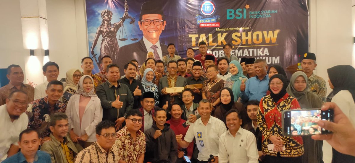 mohmahfudmd's tweet photo. 2 hari berkereta dgn KA TAKSAKA, menggali kenangan yang menyenangkan dan mengharukan. 

Di atas kereta bertemu dgn Laksda Purn. Room Effendi eks. Ajudan Presiden Gus Dur. 25 tahun tak ketemu, kami jadi mengenang saat sama-sama bertugas mendampingi Presiden sampai ke beberapa negara. 

Sorenya saya terus mengisi halaqah kebangsaan bersama Kyai Faiz di ponpes Buntet Cirebon yang sangat besar jasanya dalam perang kemerdekaan. Sorenya lagi hadir dalam talk show di ikatan alumni UII Yogyakarta di Cirebon tentang "Problema Penegakan Hukum". 

Tadi pagi ke Kuningan, mengunjungi tempat perundingan "Indonesia - Belanda" utk kedaulatan Indonesia. Mengharukan mengenang tokoh yang berjuang dgn ikhlas dan penuh kejujuran untuk memerdekakan dan membangun Indonesia seperti yang diperlihatkan di Museum Linggarjati itu. 

Kita harus lanjutkan perjuangan para pemimpin itu yakni membangun Indonesia yang merdeka, bersatu, berdaulat, adil, dan makmur serta tidak dikotori oleh pemimpin-pemimpin korup. Kemudian saya ke stasiun Cirebon dan naik KA TAKSAKA lagi menuju Yogya.