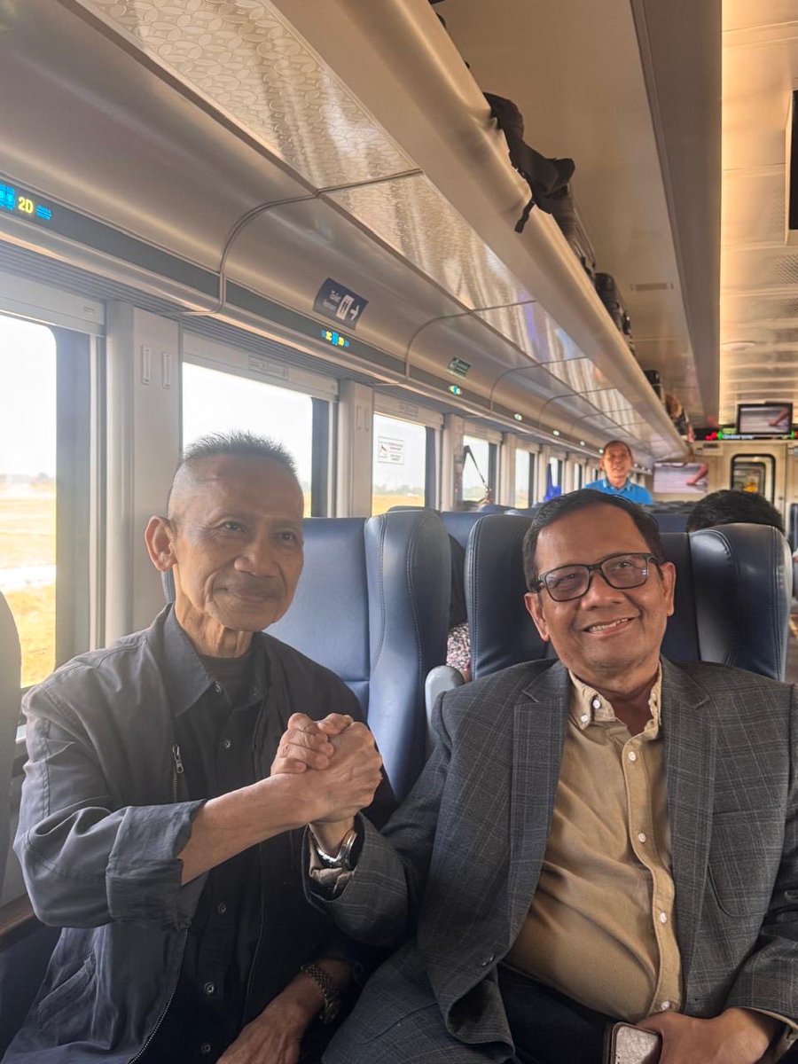 mohmahfudmd's tweet photo. 2 hari berkereta dgn KA TAKSAKA, menggali kenangan yang menyenangkan dan mengharukan. 

Di atas kereta bertemu dgn Laksda Purn. Room Effendi eks. Ajudan Presiden Gus Dur. 25 tahun tak ketemu, kami jadi mengenang saat sama-sama bertugas mendampingi Presiden sampai ke beberapa negara. 

Sorenya saya terus mengisi halaqah kebangsaan bersama Kyai Faiz di ponpes Buntet Cirebon yang sangat besar jasanya dalam perang kemerdekaan. Sorenya lagi hadir dalam talk show di ikatan alumni UII Yogyakarta di Cirebon tentang "Problema Penegakan Hukum". 

Tadi pagi ke Kuningan, mengunjungi tempat perundingan "Indonesia - Belanda" utk kedaulatan Indonesia. Mengharukan mengenang tokoh yang berjuang dgn ikhlas dan penuh kejujuran untuk memerdekakan dan membangun Indonesia seperti yang diperlihatkan di Museum Linggarjati itu. 

Kita harus lanjutkan perjuangan para pemimpin itu yakni membangun Indonesia yang merdeka, bersatu, berdaulat, adil, dan makmur serta tidak dikotori oleh pemimpin-pemimpin korup. Kemudian saya ke stasiun Cirebon dan naik KA TAKSAKA lagi menuju Yogya.