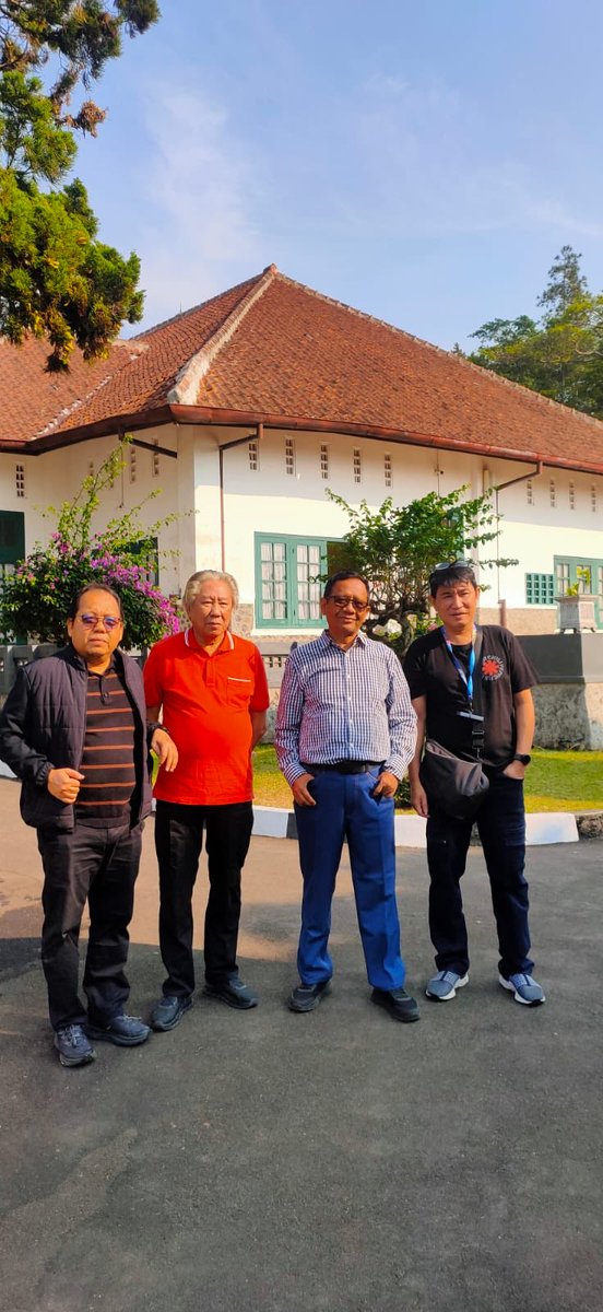 mohmahfudmd's tweet photo. 2 hari berkereta dgn KA TAKSAKA, menggali kenangan yang menyenangkan dan mengharukan. 

Di atas kereta bertemu dgn Laksda Purn. Room Effendi eks. Ajudan Presiden Gus Dur. 25 tahun tak ketemu, kami jadi mengenang saat sama-sama bertugas mendampingi Presiden sampai ke beberapa negara. 

Sorenya saya terus mengisi halaqah kebangsaan bersama Kyai Faiz di ponpes Buntet Cirebon yang sangat besar jasanya dalam perang kemerdekaan. Sorenya lagi hadir dalam talk show di ikatan alumni UII Yogyakarta di Cirebon tentang "Problema Penegakan Hukum". 

Tadi pagi ke Kuningan, mengunjungi tempat perundingan "Indonesia - Belanda" utk kedaulatan Indonesia. Mengharukan mengenang tokoh yang berjuang dgn ikhlas dan penuh kejujuran untuk memerdekakan dan membangun Indonesia seperti yang diperlihatkan di Museum Linggarjati itu. 

Kita harus lanjutkan perjuangan para pemimpin itu yakni membangun Indonesia yang merdeka, bersatu, berdaulat, adil, dan makmur serta tidak dikotori oleh pemimpin-pemimpin korup. Kemudian saya ke stasiun Cirebon dan naik KA TAKSAKA lagi menuju Yogya.