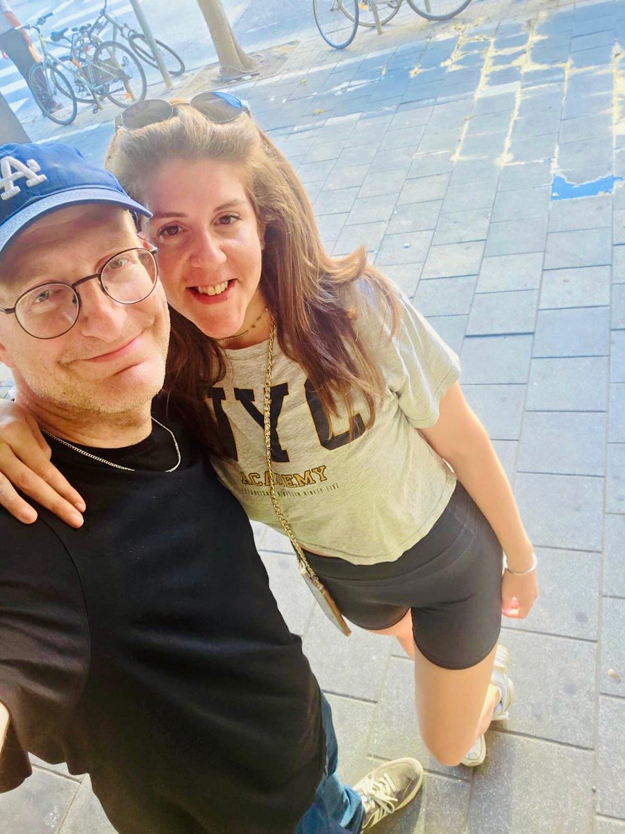 DDisatnik's tweet photo. כללי ההשקעה המנצחים שלי:

1. משקיעים רק כסף שאנחנו יכולים להרשות לעצמנו להפסיד. כלומר, משאירים רזרבה בצד שלא מושקעת בשוק ההון. איך מחשבים את הרזרבה? סכום בגובה בין 6 ל 12 פעמים ההוצאה הממוצעת החודשית של משק הבית שלנו. את הרזרבה מפקידים בקרן כספית/פקדון בבנק. סכומים מעבר לרזרבה יכולים להיות מושקעים בשוק ההון.

2. משקיעים רק לטווח ארוך. מה זה טווח ארוך? לכל הפחות מספר דו ספרתי של שנים.

3. פאסיביות. אף אחד לא באמת יודע לחזות מתי השוק יעלה או יירד. הסברים תמיד יש אבל רק בדיעבד. עושים הוראת קבע להשקעה. שגר ושכח.

4.  פיזור. לא שמים את כל הביצים בסל אחד. 

5. הכלל הכי חשוב שלי - לבלות  כמה שיותר זמן עם אהבת חיי 💚