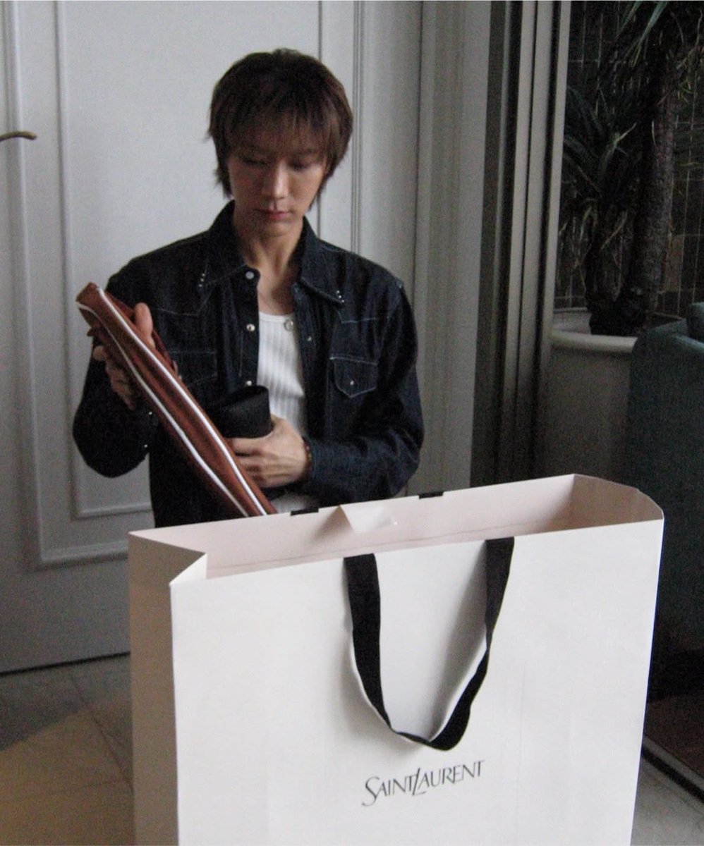 olalacool's tweet photo. ว้ายยยย!! ให้ไปไหนคะ ป๋าไม่ไป!!!!

@YSL  HOT HOT SUMMER #SaintLaurentxTEN

มีกล่อง มีใบ ส่งให้แน่นอน!! 
ขอขำได้มั้ย ในฐานะเมนเตนล์ก็ได้🤭🤭🤭#tenlee_1001 https://t.co/k2TofRpRGX