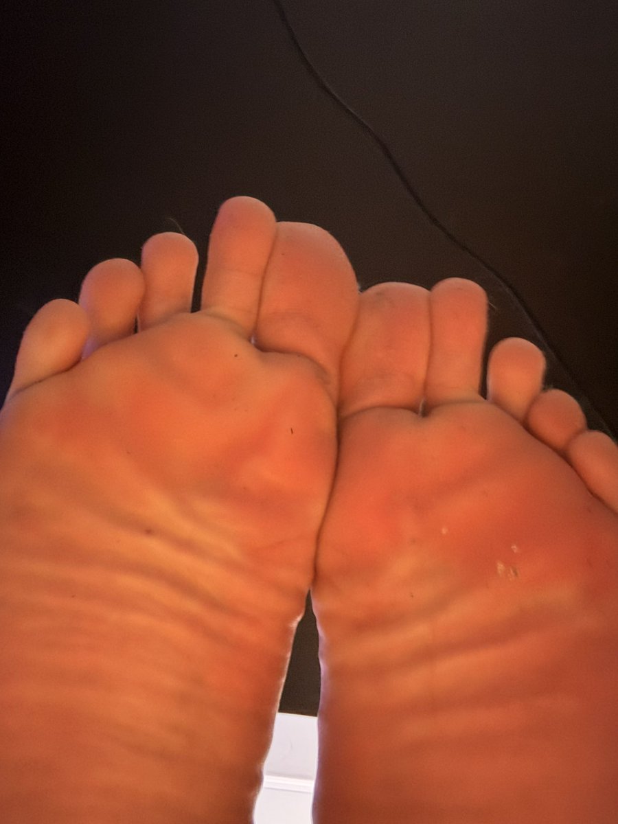 KinkosPrime's tweet photo. Under my desk, where you belong~ 
#feet https://t.co/aGyA6FrI9i