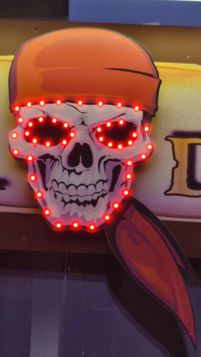FedericoDem5's tweet photo. The neon pirate https://t.co/M2I0rfM3so