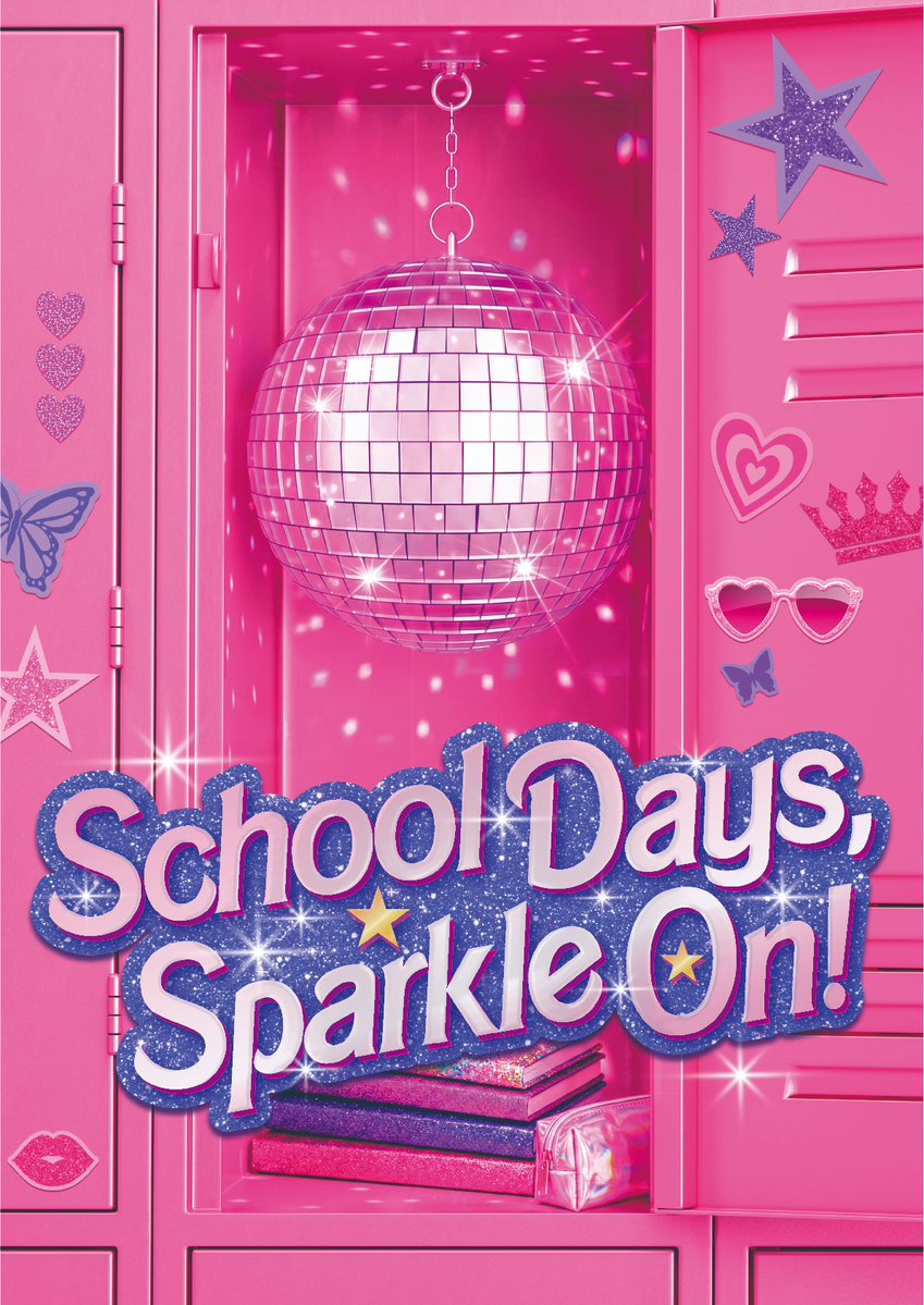 plazastyle's tweet photo. ✧˙⁎⋆ 𝙎𝙘𝙝𝙤𝙤𝙡 𝘿𝙖𝙮𝙨, 𝙎𝙥𝙖𝙧𝙠𝙡𝙚 𝙊𝙣 ! ⋆⁎˙✧🪩

📢新学期は、私が主役✨

世界中で社会現象を巻き起こしたディズニー・チャンネルのオリジナルドラマシリーズ、『シークレット・アイドル ハンナ・モンタナ』＆『ハイスクール・ミュージカル』✨2006年の誕生から、今年で20周年という記念すべきアニバーサリーイヤーを迎えました🎉💖

そんな2作品にフィーチャーした、PLAZA限定＆先行販売の雑貨やアパレルアイテムが大集合🎶作品の実写デザインとイラストアートを組み合わせたアイテムや、 大胆なロゴとキーカラーが目を引くアイテムなど、ファンの方必見のラインアップ📺✨

そのほかにも、ギラギラなグリッターや、ピンク＆パープルがポイントの新作ステーショナリーもお目見え🎶
お気に入りのアイテムを見つけて、最高の新学期を迎えよう🕺🏻🪩🏫

詳細はこちら🪩▷https://t.co/670H2i52ma
‧₊˚🖇️✩ ₊˚🎧⊹♡🪩‧₊˚🖇️✩ ₊˚🎧⊹♡🪩‧₊˚🖇️✩ ₊˚🎧

＜『シークレット・アイドル ハンナ・モンタナ』、『ハイスクール・ミュージカル』関連商品につきまして＞
8月7日(金)、全国のPLAZAで発売（オンラインストアでは8月4日(火)10時～先行販売）です。 

※一定期間の間、お取り置き・お取り寄せを承っておりません。
※一部アイテムは発売日が異なる場合がございます。また、取扱いアイテムは店舗により異なる場合がございます。
※PLAZA 舞浜イクスピアリ店、PLAZA NEWSSTAND 赤坂店、PLAZA OUTLET(全店舗)での取扱いはございません。

‧₊˚🖇️✩ ₊˚🎧⊹♡🪩‧₊˚🖇️✩ ₊˚🎧⊹♡🪩‧₊˚🖇️✩ ₊˚🎧