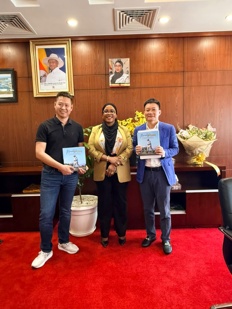 bwarumuri's tweet photo. Hon.@AminahMukalazi’s meeting with a delegation from Zhong Industries Limited discussing the company's continued investment in Uganda's rice sector and engaging the firm over the 3,000-acre paddy rice farm in Kalungu District. #LocalContentUg 
@AshilyUg @HilarysTake @TrillUganda https://t.co/cEiYhMZ9V4