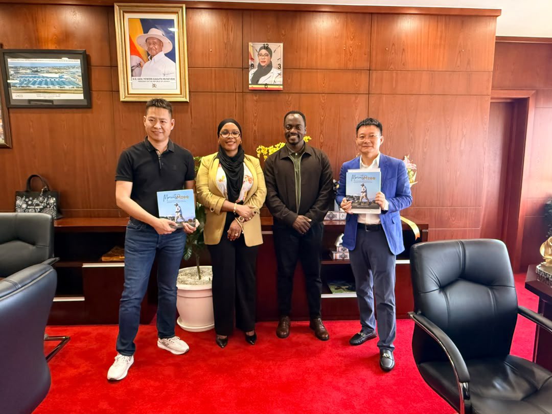 bwarumuri's tweet photo. Hon.@AminahMukalazi’s meeting with a delegation from Zhong Industries Limited discussing the company's continued investment in Uganda's rice sector and engaging the firm over the 3,000-acre paddy rice farm in Kalungu District. #LocalContentUg 
@AshilyUg @HilarysTake @TrillUganda https://t.co/cEiYhMZ9V4