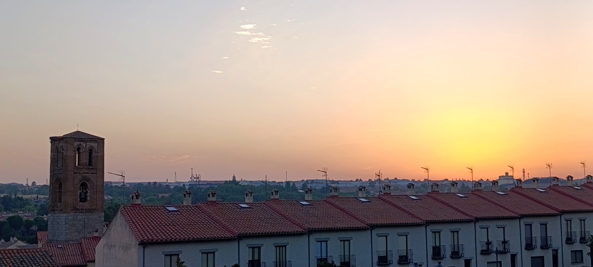Meteoavila2's tweet photo. 👋 #BuenosDías #Ávila #FelizJueves #30deJulio

ℹ️ Alcanzamos el pico de esta #OladeCalor con temperaturas muy altas, tanto máximas como mínimas.

🌤️ Durante la jornada de hoy predominará el sol con presencia de calima, humo en altura y nubes medias.

🌬️ A destacar las fuertes rachas de viento previstas para hoy. Desde el mediodía se esperan rachas de 50-60 km/h en la Moraña, ciudad de Ávila y Sistema Central. Componente: Suroeste.

⚠️ Riesgo extremo de incendios.