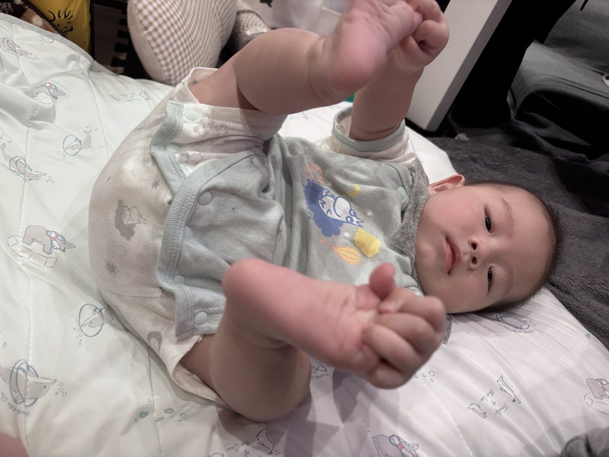 usagi_0319's tweet photo. @akuakuking わたしは昼まで寝れるからもーまんたいなんですけど、あの人は毎日アホだなと思います🫥

ぷりてぃなおしりですね！！ https://t.co/dtJgmL7iU7