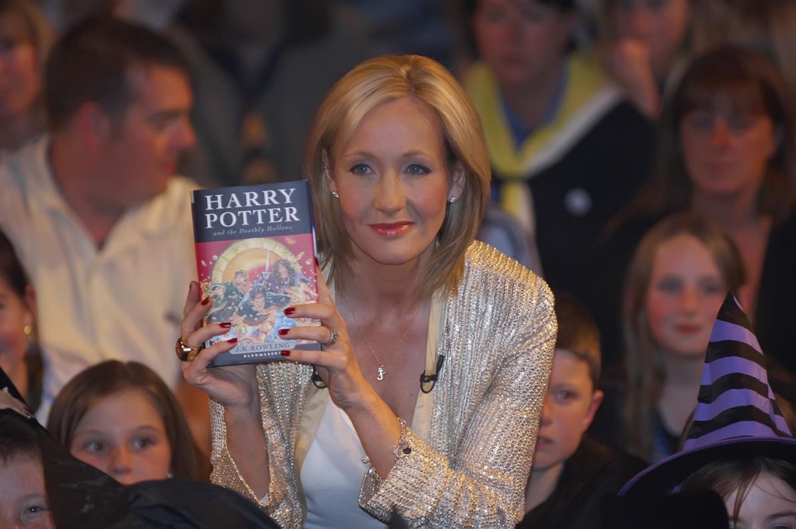 TheDailyHPotter's tweet photo. Happy 61st Birthday to J.K Rowling, the creator and author of the Harry Potter series 📚 https://t.co/51FNvmWvpF