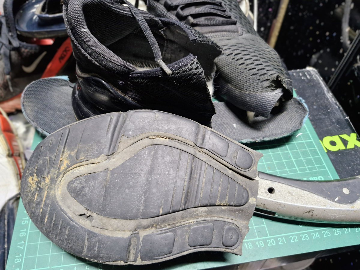 swallowmyairs's tweet photo. Nike Air Max 270's being destroyed 😋 #nike270 #nikeairmax #am270 #getinmybelly #digestingnikes #destroyednikes #sneakerdestruction https://t.co/o5INeaG82b