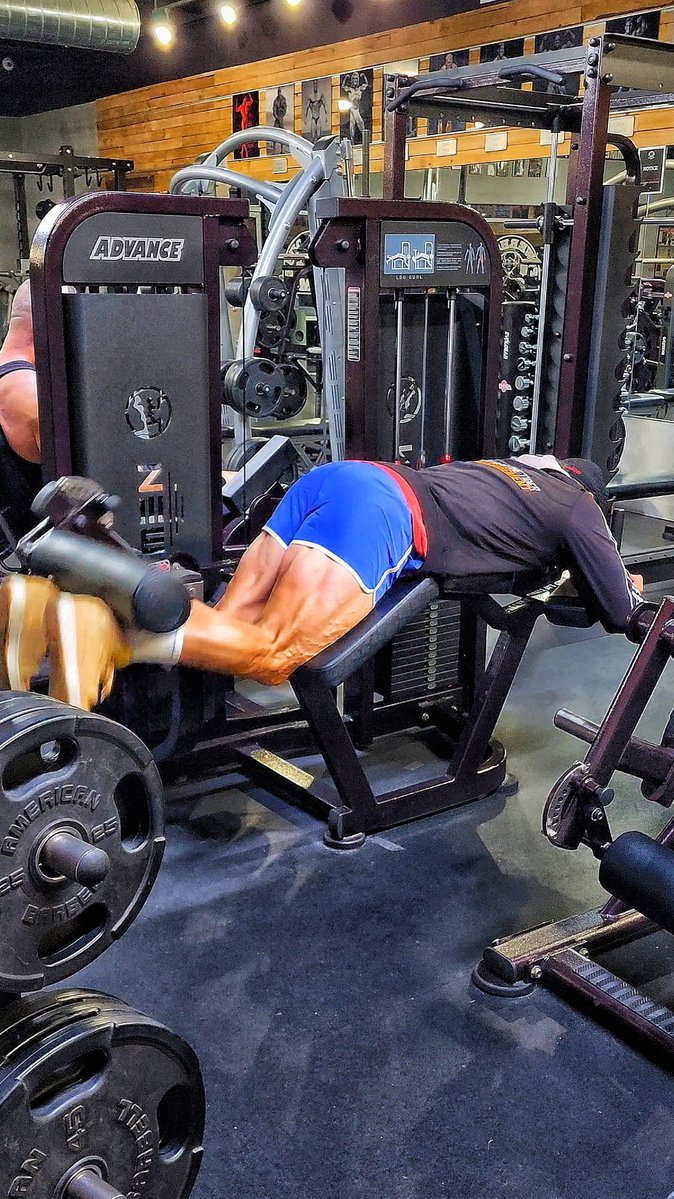 hugeericdilauro's tweet photo. Bilateral curls build the base load, but single-leg isolation locks the pelvis for pure hamstring extraction. Full breakdown linked in comments.
​#Hamstrings #LegDay #Hypertrophy https://t.co/cLuTUCJGki