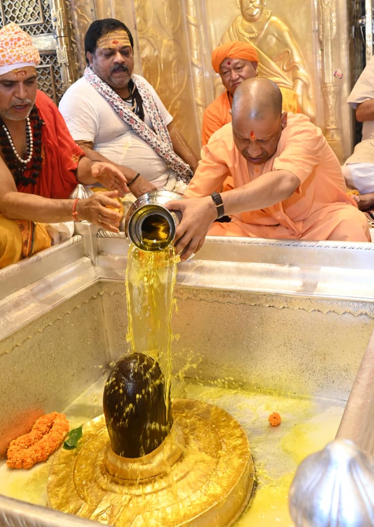 CMOfficeUP's tweet photo. श्रद्धा का शृंगार, शिवभक्ति का सत्कार!

श्रावण मास के शुभारंभ के पावन अवसर पर आज मुख्यमंत्री @myogiadityanath जी ने वाराणसी स्थित श्री काशी विश्वनाथ मंदिर एवं श्री काल भैरव मंदिर में दर्शन-पूजन कर प्रदेशवासियों के सुख, समृद्धि एवं कल्याण की कामना की। https://t.co/rsM7qiHLLz