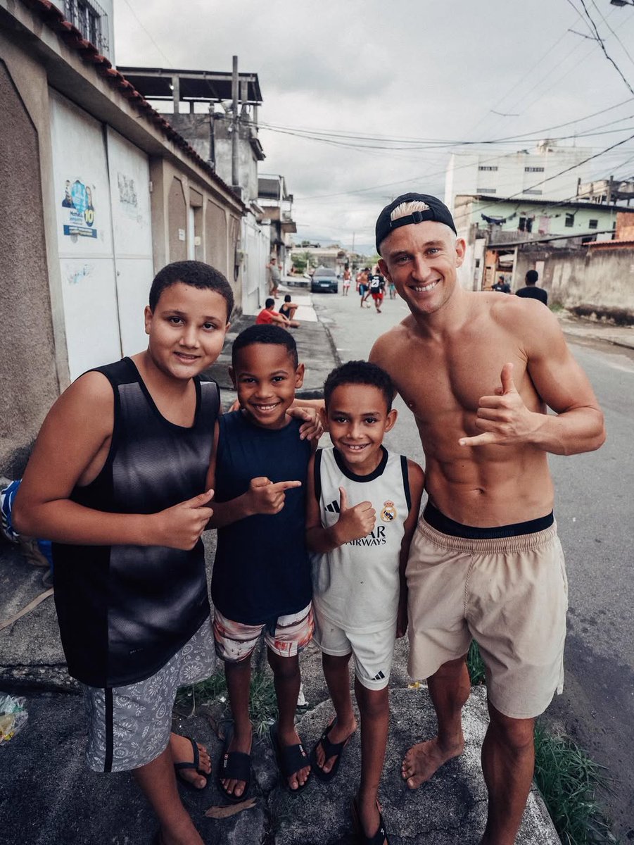 andershofma0tkb's tweet photo. Where the dream starts and the 🇧🇷 skills are born.

Thanks to  for the challenge to come out and play. Another incredible experience. Playing barefoot on tarmac is not for the weak 😅

New video coming soon!

📷 https://t.co/vCcqyWkzIz