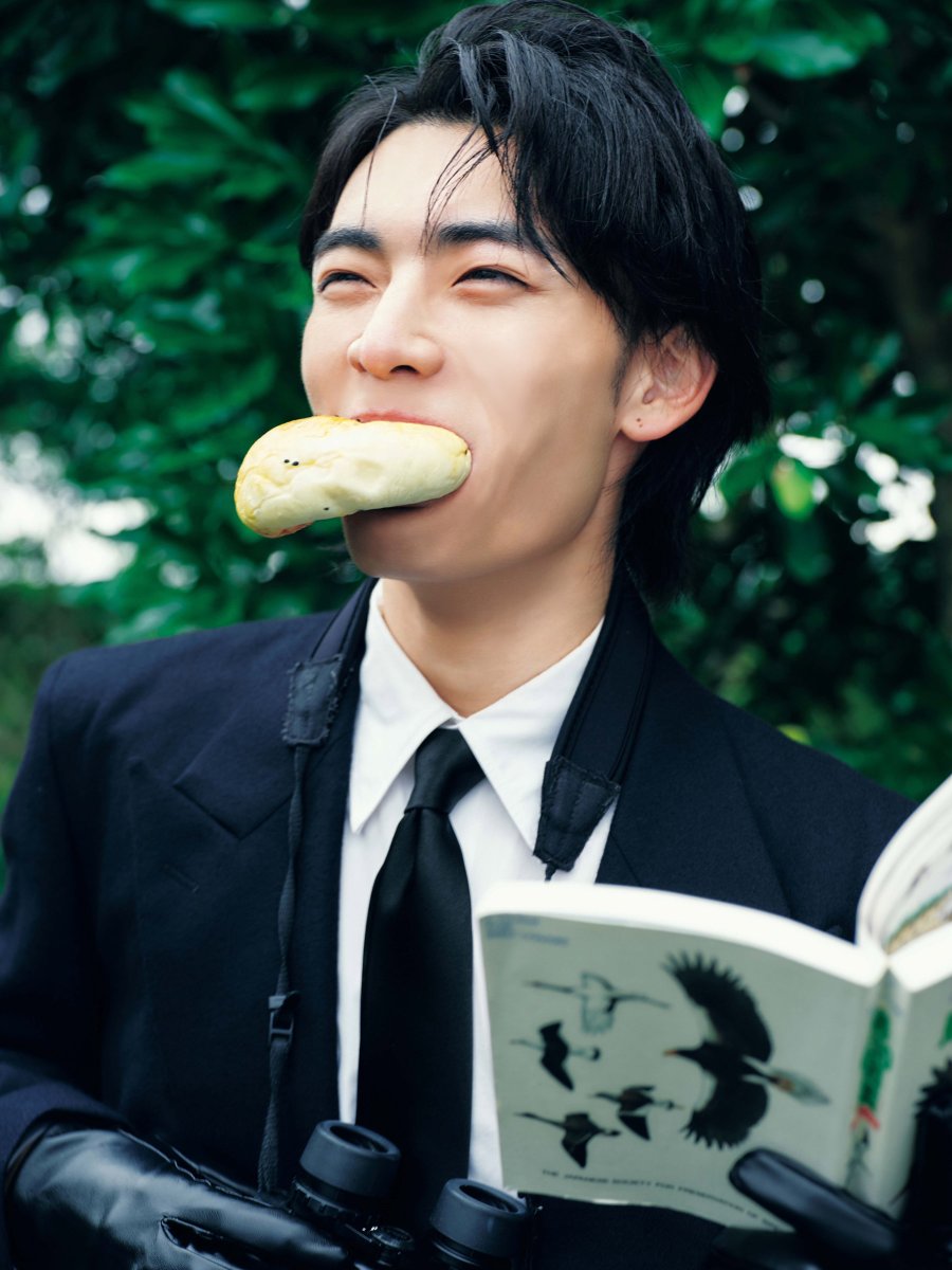 oricon's tweet photo. 原因は自分にある。武藤潤、
自身初「写真集ジャンル」でオリコン1位🎉
https://t.co/5l4NaDSIiM

ギャップありすぎ！表紙カットも話題 https://t.co/kN3AbPTJuW