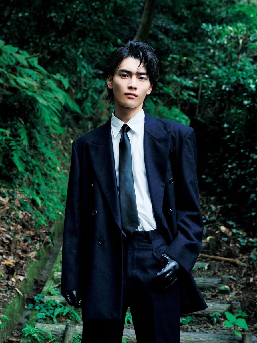 oricon's tweet photo. 原因は自分にある。武藤潤、
自身初「写真集ジャンル」でオリコン1位🎉
https://t.co/5l4NaDSIiM

ギャップありすぎ！表紙カットも話題 https://t.co/kN3AbPTJuW