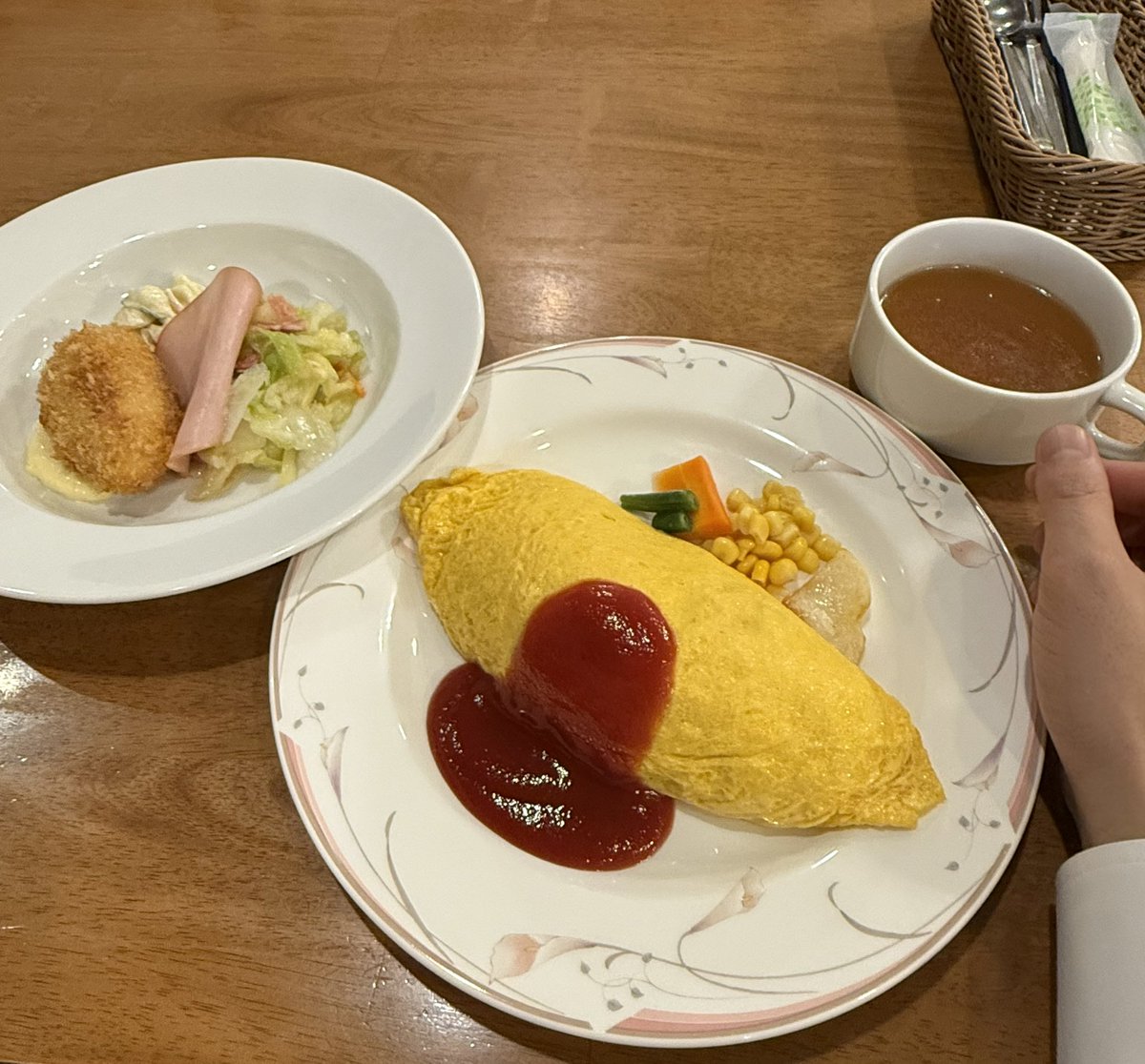 lucent_____'s tweet photo. オムライス作れる女性が好みです🍴 https://t.co/NpEH2uZQCW