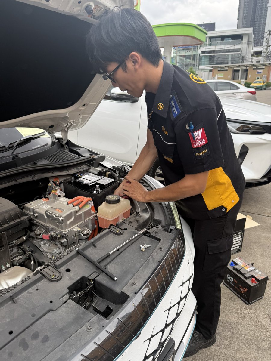 kazuki419's tweet photo. 今朝出かけようとしたら車のバッテリーが死んでた。最近の車は予兆なくいきなり死ぬんだね。
ディーラーの無償サポートでエンジンかけてもらってからのB-Quikでバッテリー交換　3500バーツが消えていったw https://t.co/nxnsN3kpDQ