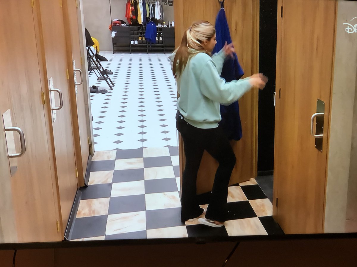 AleexPlata's tweet photo. Michelle chillando en el baño porque según se estaban burlando de ella, cuando ella hace poco se burló y criticó a su ex que caminaba arrastrando los pies. COHERENCIA 😛 #MasterchefMx https://t.co/9pJJVQp3Uy