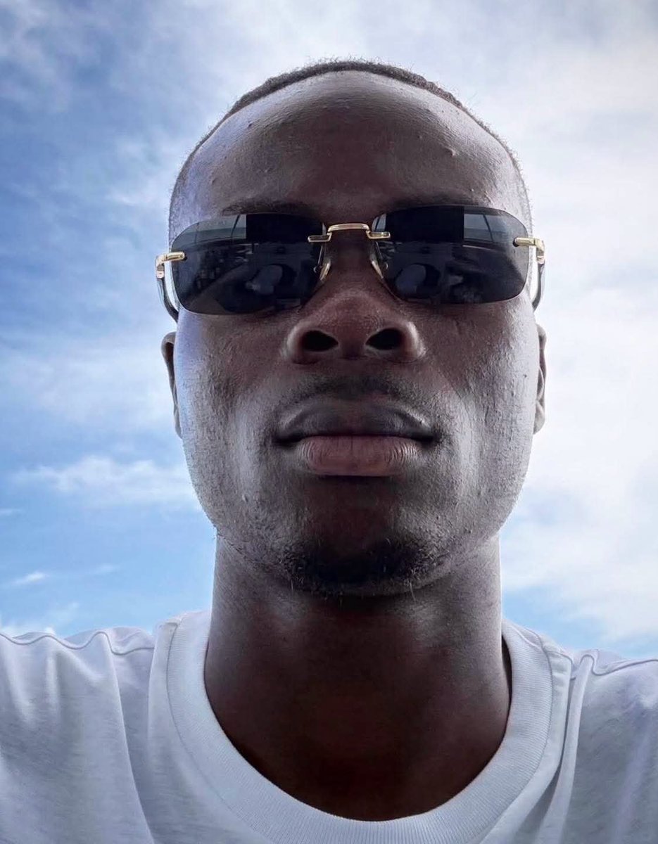 Limo_K0rir's tweet photo. This is Bukayo Saka looking like Polo Kimani. I have now understood why their say having good haircut is makeup to men😂 https://t.co/78L4xrbD2a