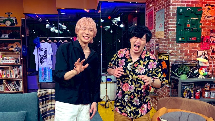 rinrinharan's tweet photo. 昨夜の30分間のライブ放送、初めから終わりまで幸せな気持ちで見てました。遠山さんとの息もピッタリ！#ユチョン　もリラックスして楽しそうにいっぱい笑ってましたね😊アルバムslideの創作裏話も聞けて、なるほど〜って納得できてよかった。
好きな漢字に「永遠」を選んだ気持ちも分かる気がします。迷いなく一気に書き上げる筆使いが見ていて気持ちよかったです。
8月1日〜TVerでアフタートークシーンが見れるの楽しみでーす。
「ためらい」の歌詞の深い話が聞けるんだね💙

#70号室の住人