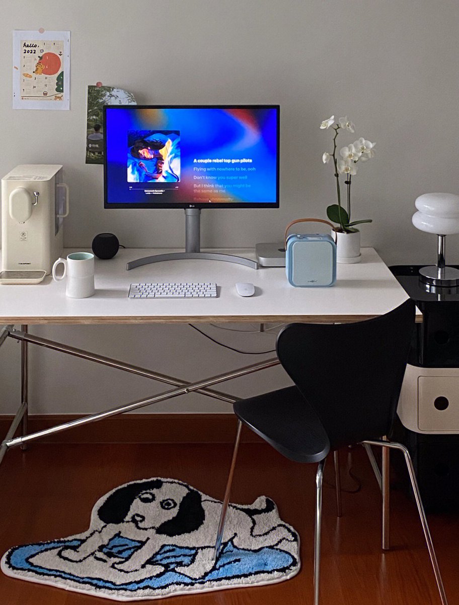XochitlChaviano's tweet photo. Transform your desk into a focused productivity zone with just a few neat essentials! No clutter, just a comfy monitor stand, warm desk lamp, and a tiny succulent for a touch of life. Small changes = big work wins https://t.co/wV0sgGNqZL