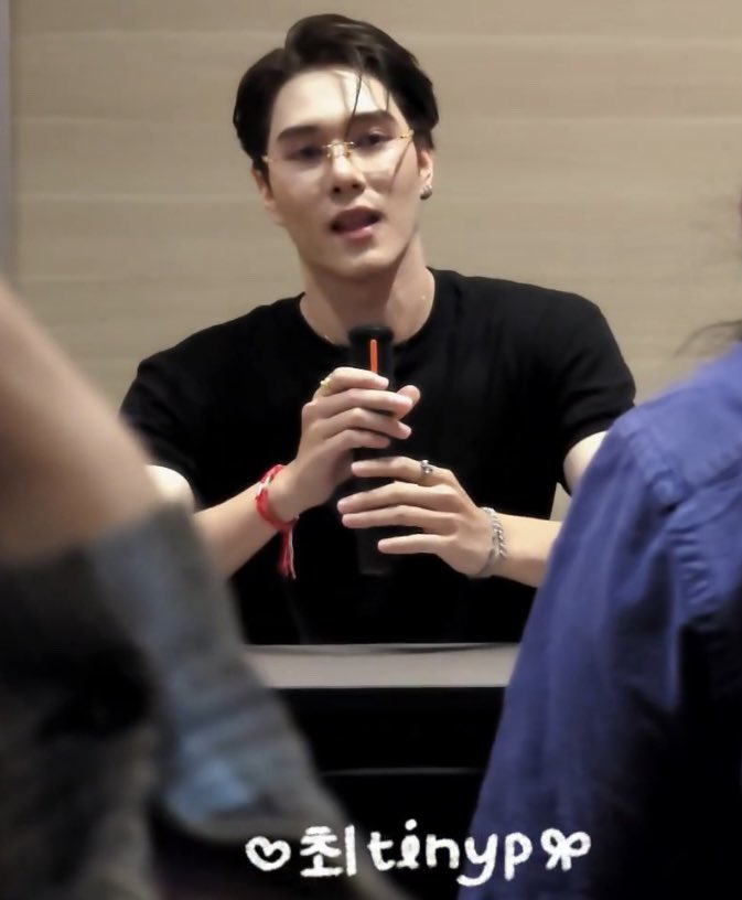 tomatocallyou's tweet photo. โอ้ยหล่อจังตกใจหมด ไปกอดกันเองเลย https://t.co/hMnHD98mNM