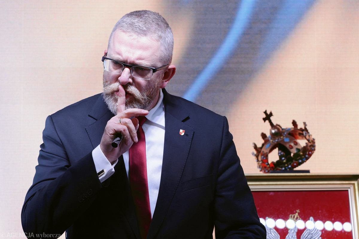AncinhoT's tweet photo. Pamiętacie, że żółto niebieska tkanina musiała wisieć na kopcu Kościuszki i nic się nie dało zrobić. Jednak się dało i już tam nie wisi.
Z dekomunizacją też. 
Z nagrywaniem Polaków też nie da się nic zrobić?
A ja mówię, że się da.
Zagłosujcie tylko w odpowiedni sposób w 2027 roku https://t.co/igKFdYBv0M