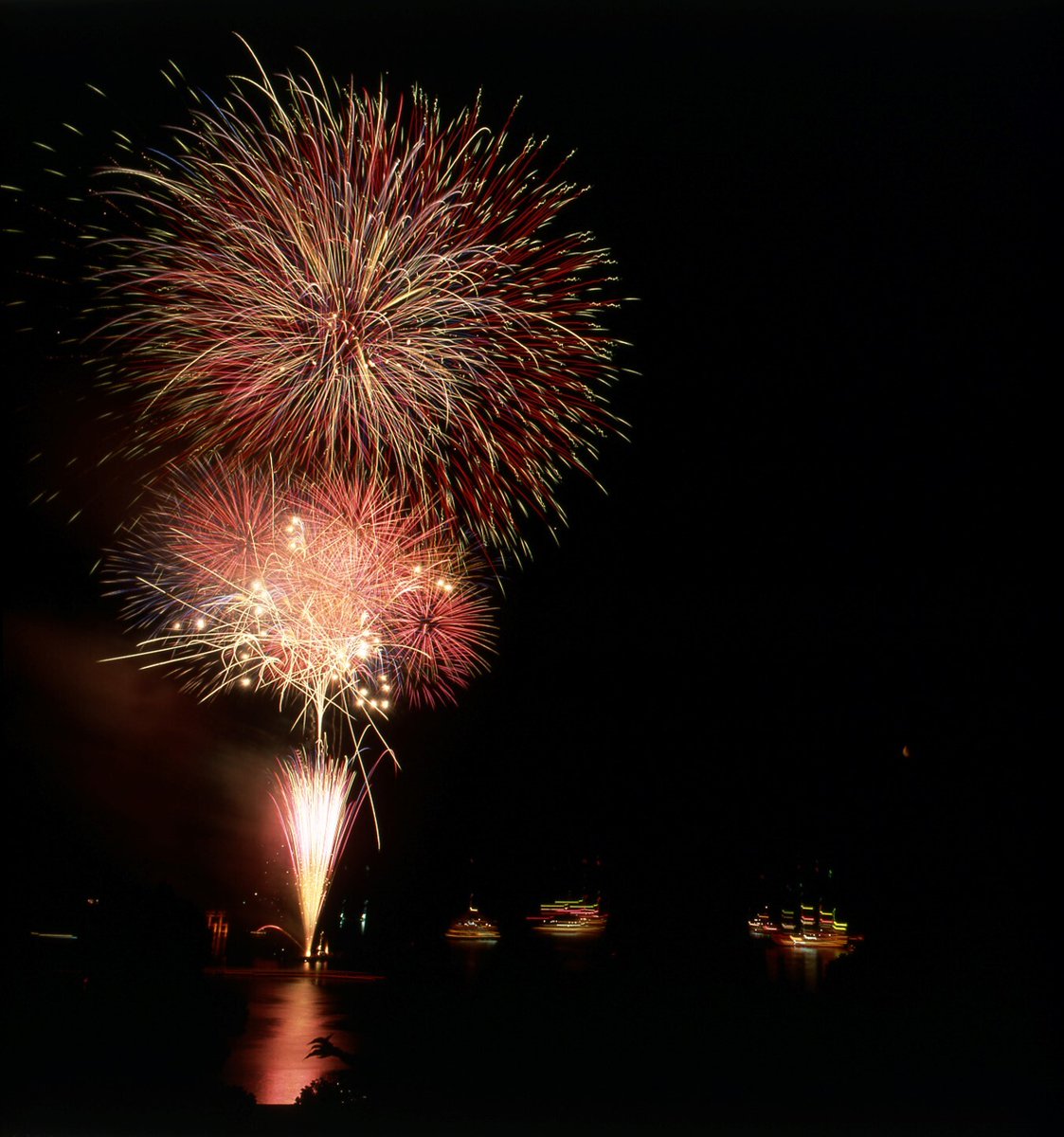 odakyu_pr's tweet photo. ＼🎆小田急沿線 #花火大会 まとめ🎆／

7月末から10月ごろまで、箱根・江ノ島・小田原・厚木など、#小田急沿線 や周辺エリアで開催される花火大会の情報をまとめてご紹介✨

この夏のおでかけの参考にしてみては🎆👘

詳細はこちら👇
https://t.co/aq9Tlv6pPr https://t.co/TJHIEZvDbe